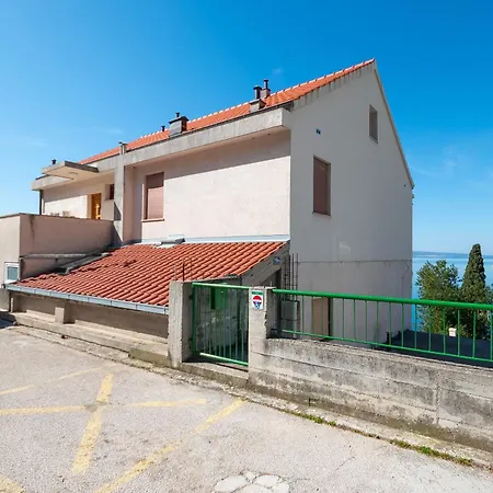 アパート Maja オミシュ